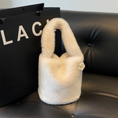 时尚 毛绒绒包包女式 2025年夏季 百搭单肩包流行纯色通勤腋下水桶包