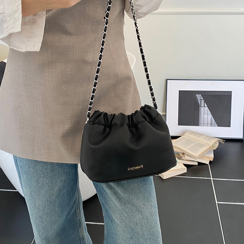 今年流行金球链条腋下包女2025新款云朵褶皱包单肩斜挎包潮