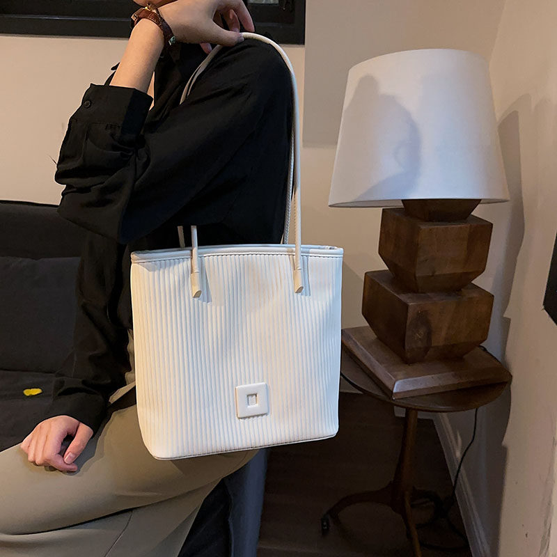 2026夏季新款休闲大容量托特包斜挎通勤褶皱百搭单肩包时尚腋下包,箱包皮具/热销女包/男包,托特包,淘宝优惠券,粉丝福利购,淘宝优惠卷