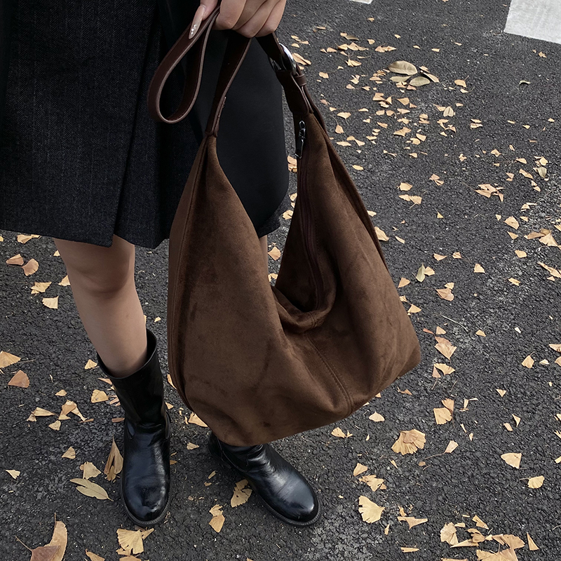 韩系ins复古绒面托特包饺子包慵懒风单肩斜挎包通勤包2025秋冬新