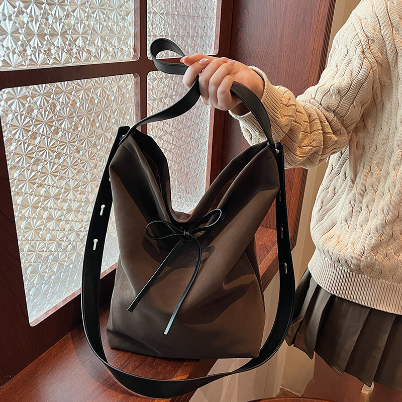 复古仿麂皮绒面水桶包2025小众大容量单肩包腋下包今年流行包包女