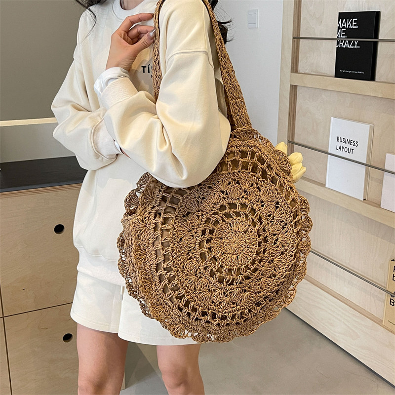 新款圆形镂空草编包韩国范人气花朵编织女包百搭气质款度假沙滩包