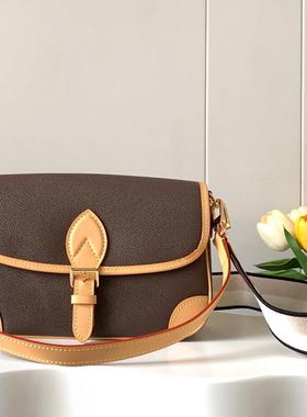 新款老花法棍单间斜跨腋下牛角包水桶枕头小邮差包网红女包45985