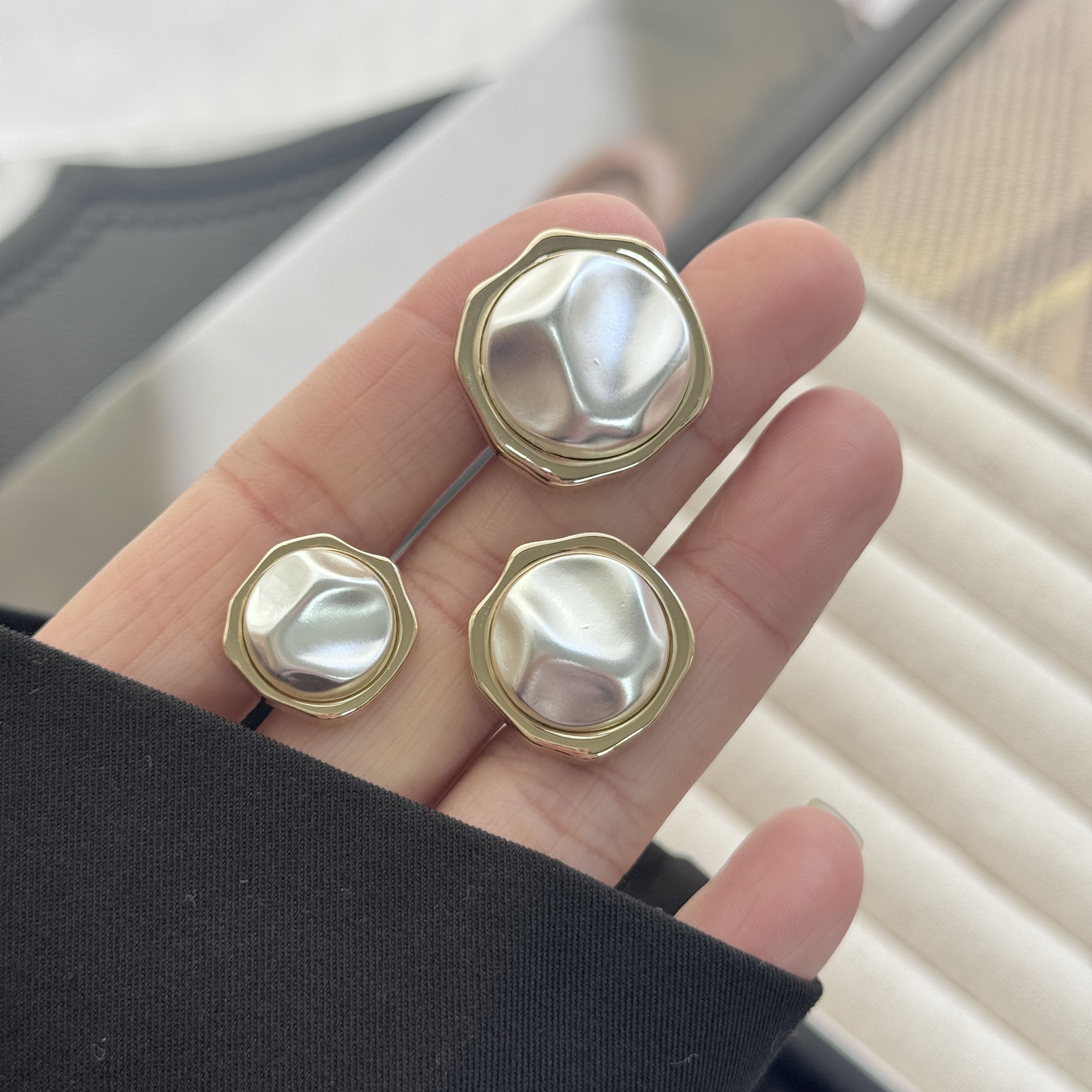 简约款不规则异形金属边钮扣 哑光银凹凸面珍珠皮草外套装饰纽扣