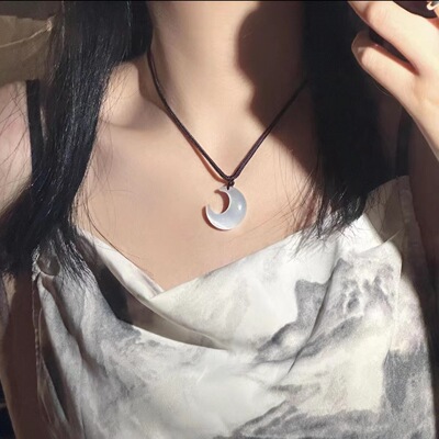 爆款网红小众可爱仙女款月亮项链闺蜜月牙吊坠锁骨链女猫眼石月牙