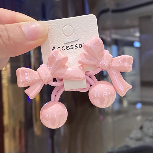 蝴蝶结发圈小女孩对扎橡皮筋头绳