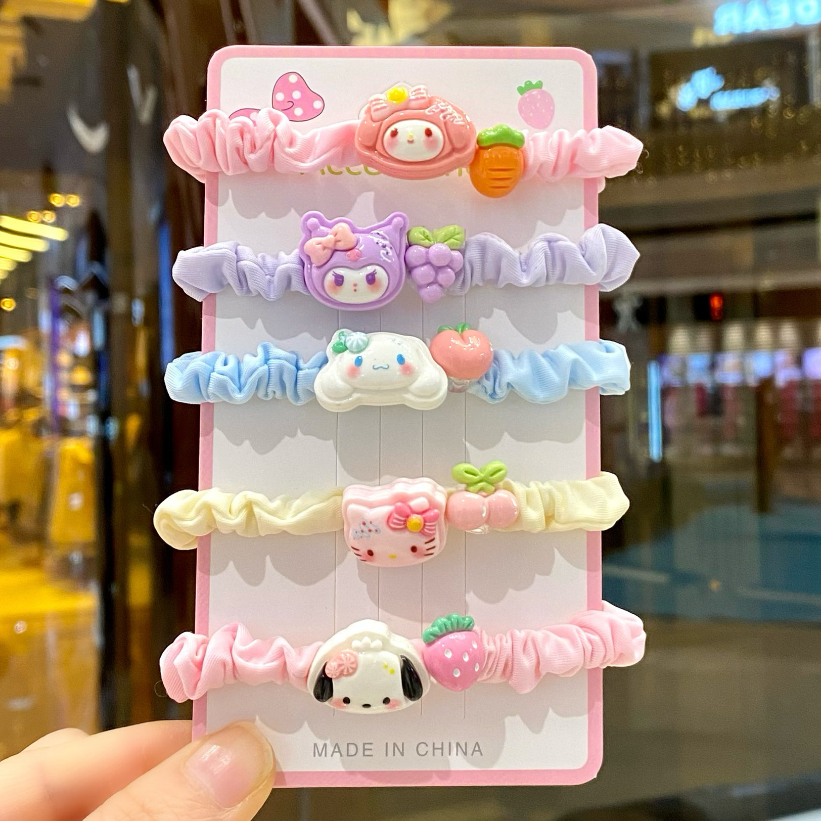 可爱扎头发绳女孩绑马尾橡皮筋