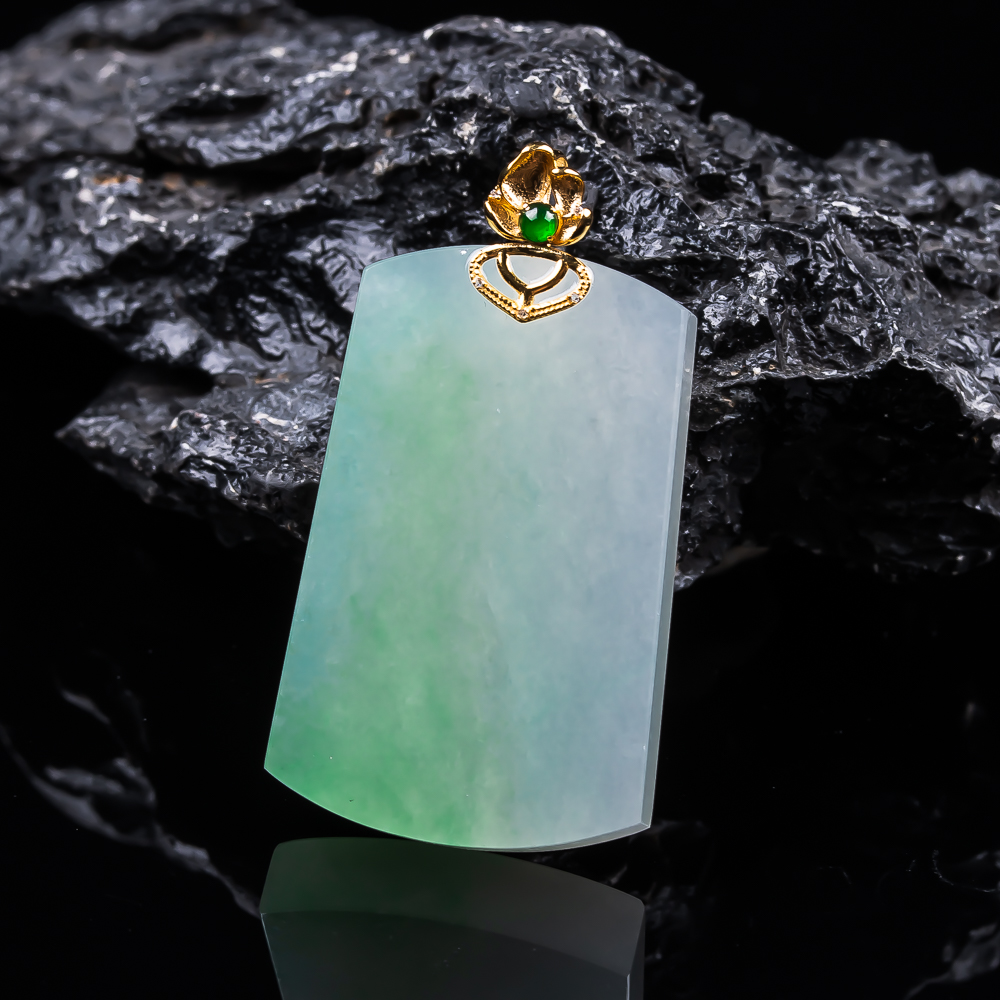 缅甸翡翠吊坠冰润飘绿无事牌挂件18k金镶嵌天然A货