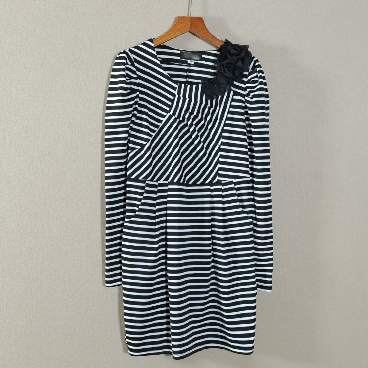 2026年春秋装新品女款条纹休闲风长袖修身圆领中长款连衣裙直筒裙