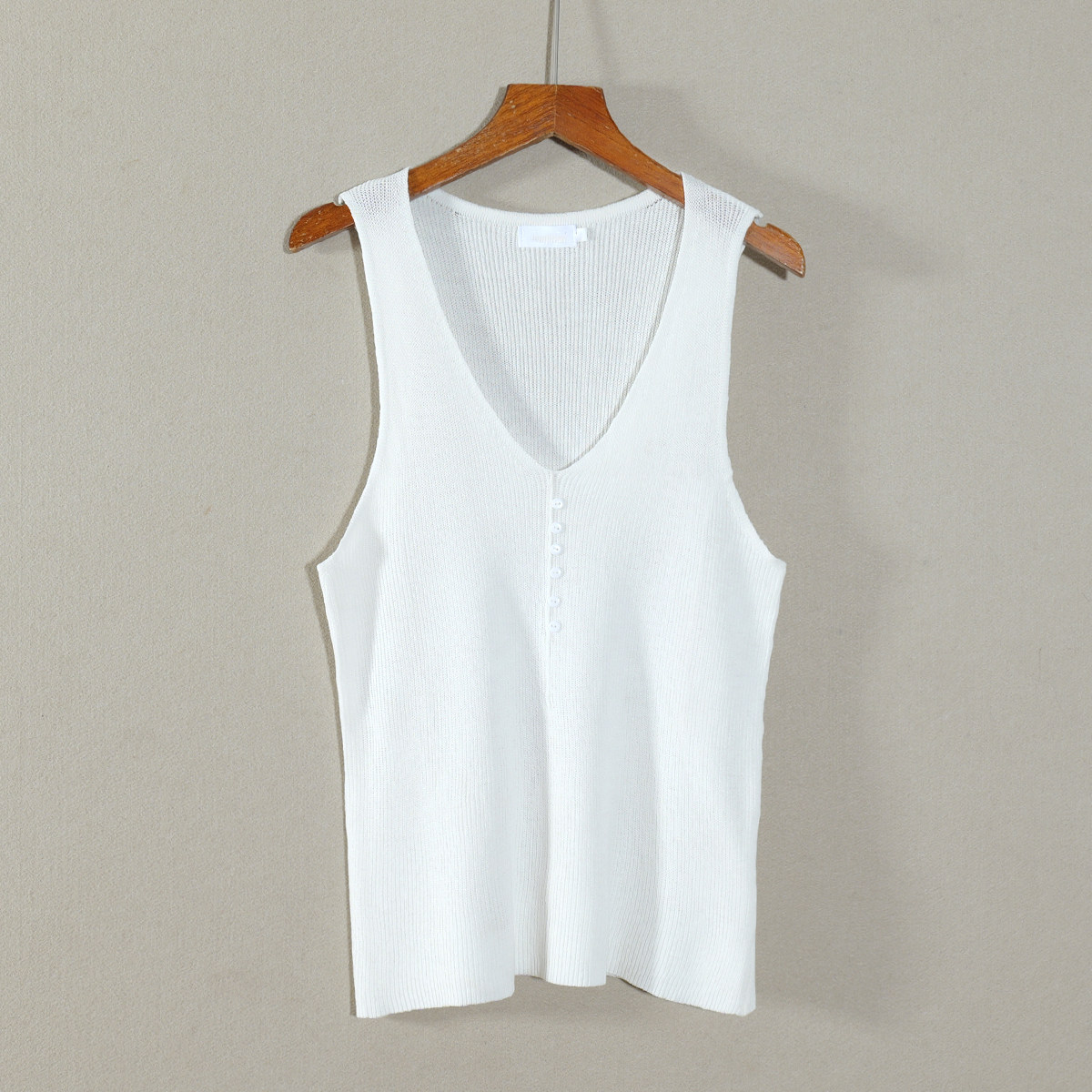 2026年松弛感V领无袖针织衫背心女白色修身百搭透气叠穿吊带时尚