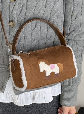 韩系可爱小马手拎圆筒包女2026新款冬季毛绒绒红色新年单肩斜挎包