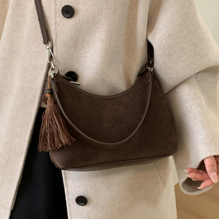 小众设计质感麂皮绒腋下包女式2026新款复古高级感通勤单肩斜挎包