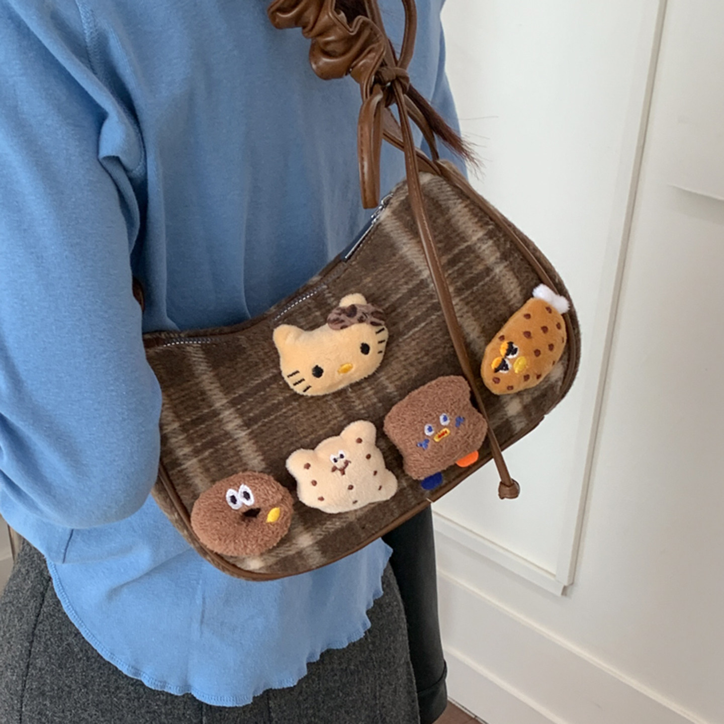 冬季流行可爱毛呢饺子包女式2026新款韩系百搭复古玩偶单肩斜挎包