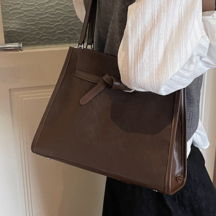 冬季高级感复古托特包女式2026新款时尚美拉德质感通勤单肩斜挎包