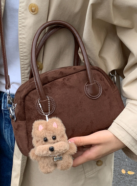 小众韩系复古手拎包女2026新款秋冬流行麂皮绒质感通勤单肩斜挎包