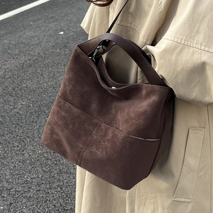 高级感复古手拎水桶包女2026新款秋季百搭质感时尚通勤单肩斜挎包