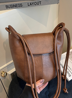 百搭流行美拉德风水桶包女2026新款秋季复古高级感通勤单肩斜挎包