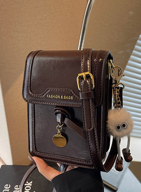 今年流行休闲手机包女2026新款冬季复古百搭质感单肩斜挎包小方包