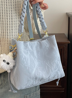 今年超火小众手拎水桶包女包2026新款春季百搭时尚洋气单肩斜挎包