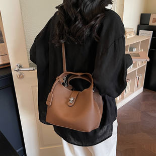 今年流行高级感手提水桶包女2026新款冬季复古轻奢质感单肩斜挎包