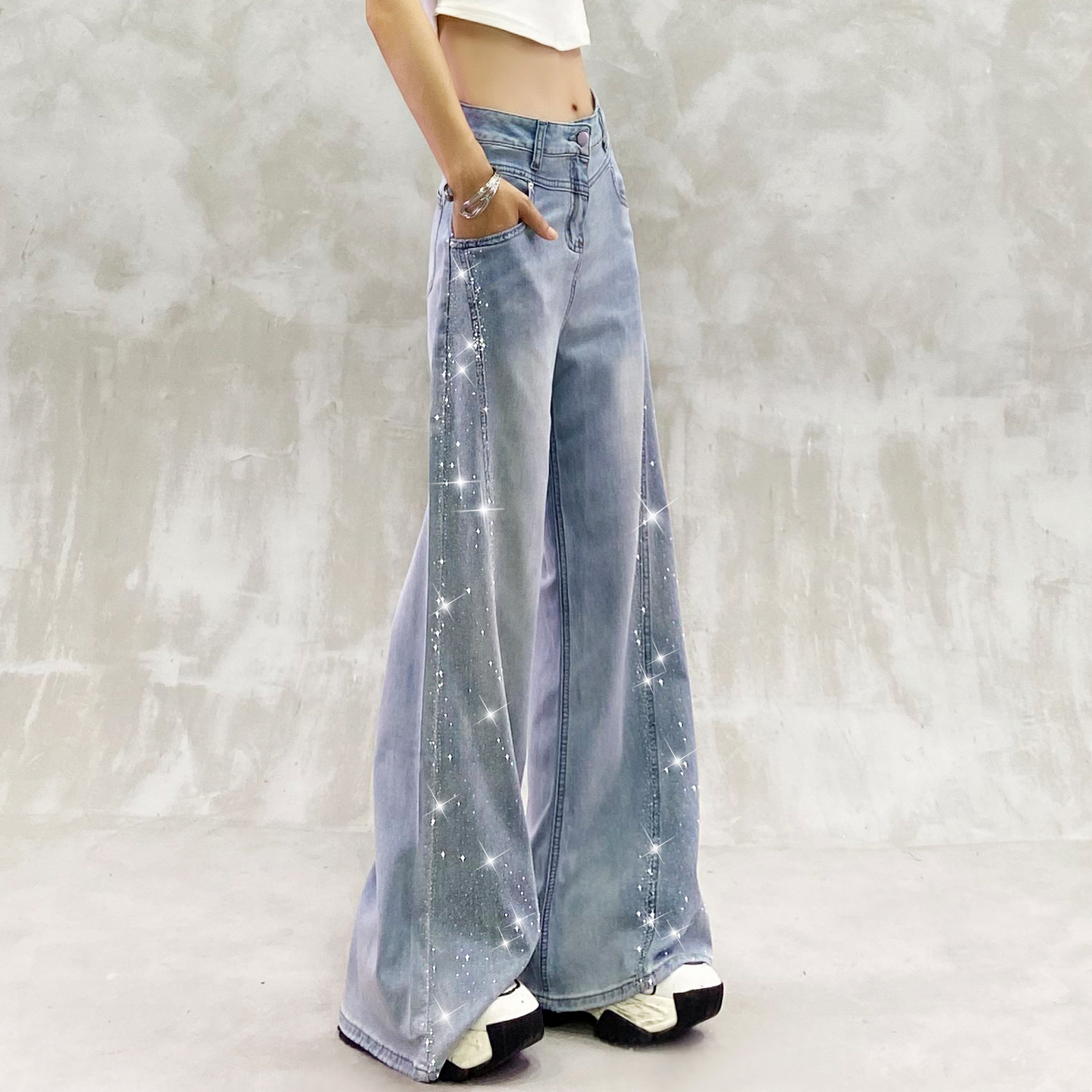 闪亮侧边烫钻设计微喇叭牛仔裤