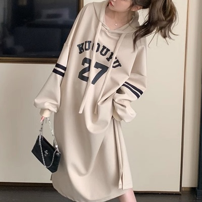 慵懒风长袖大码连衣裙女2024秋冬宽松字母印花连帽中长款卫衣裙潮