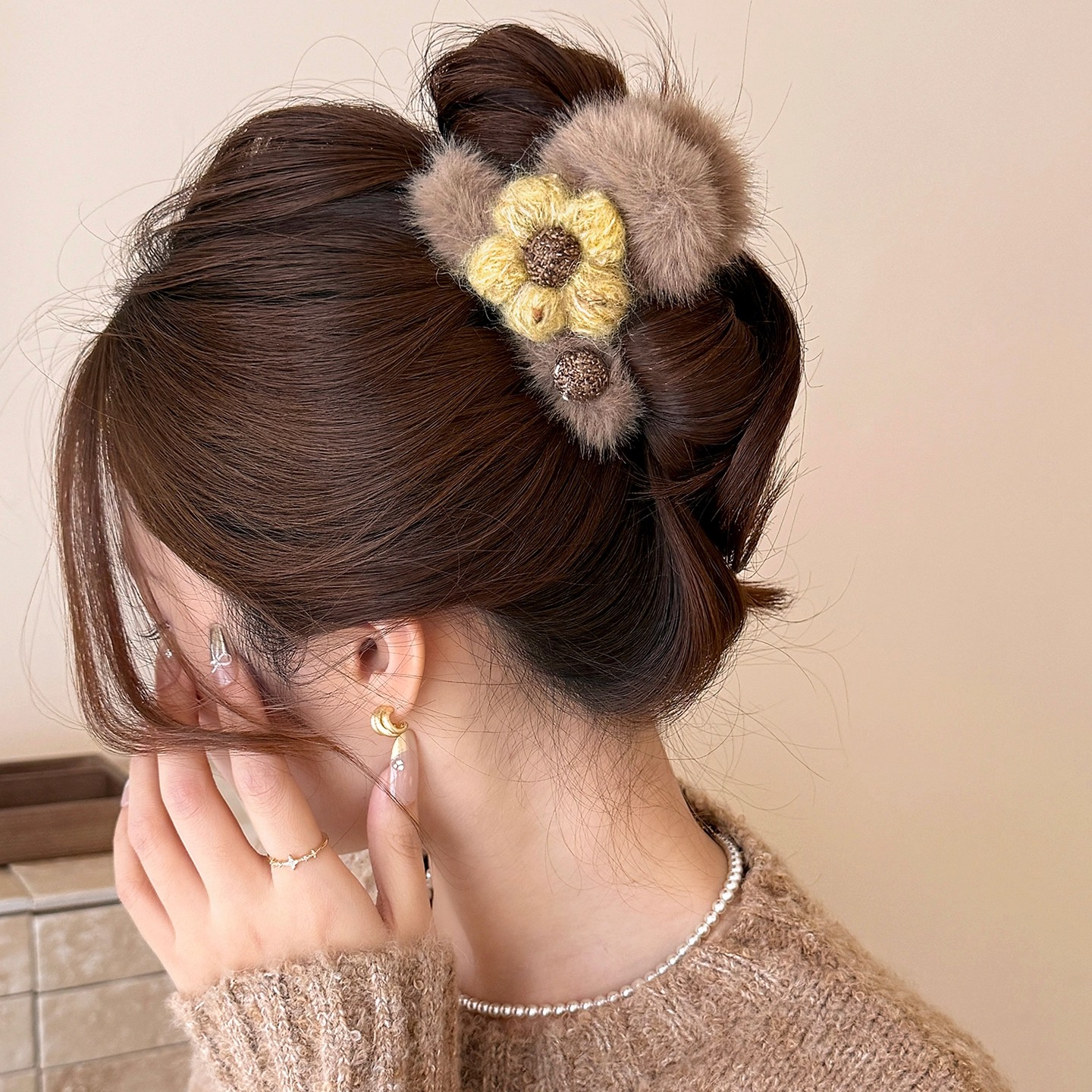 秋冬女高级感毛绒抓夹针织花朵发夹后脑勺盘发鲨鱼夹时尚洋气发抓