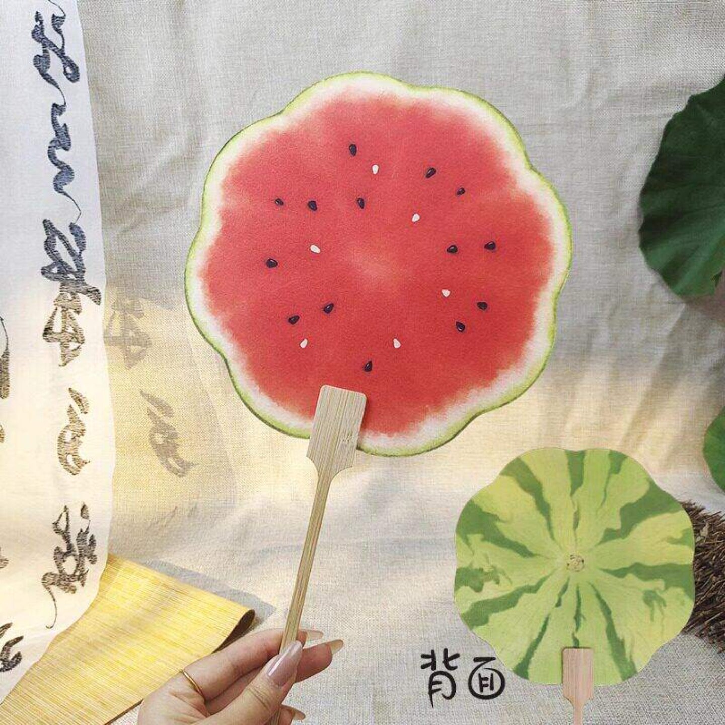 西瓜团扇小红书同款手绘风高颜值圆形清凉可爱手摇扇闺蜜礼品