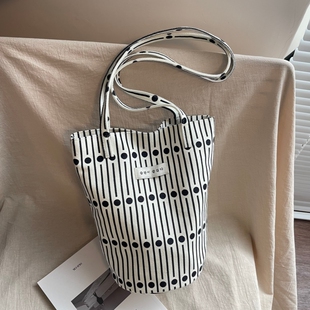 早春火柴棒系列时尚 印花单肩腋下包潮 百搭复古水桶包包女2026新款