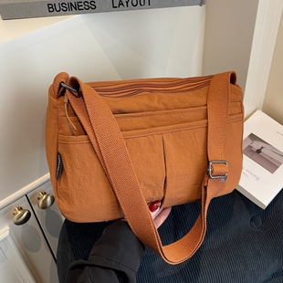 布袋包包女2025新款轻便背包休闲单肩包大容量时尚百搭多层斜挎包