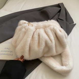 秋冬超火毛绒绒包包女式2025新款毛毛单肩斜挎包毛茸茸褶皱云朵包