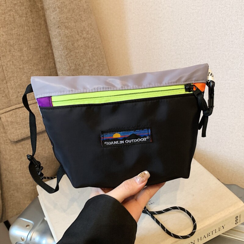 儿童包包潮酷洋气男童宝宝户外运动撞色胸包女时尚手机零钱斜挎包