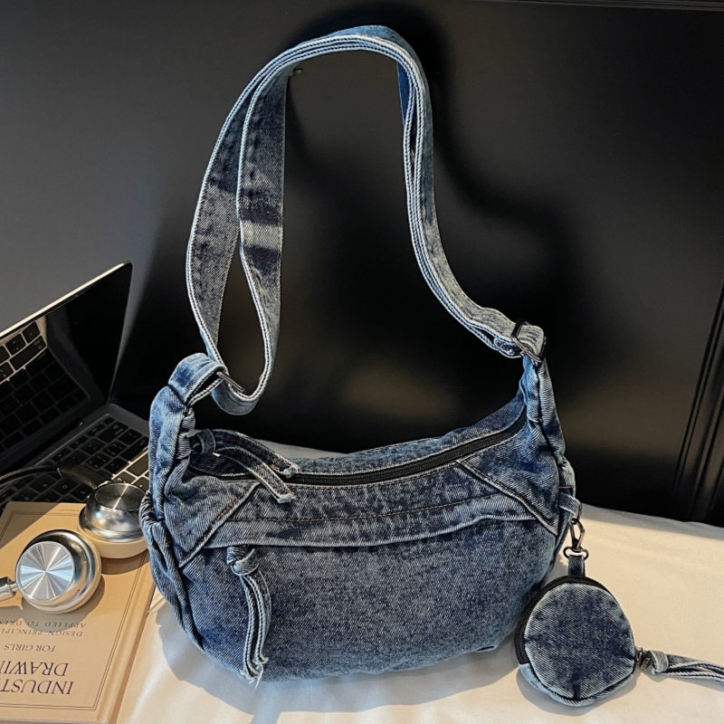 个性百搭高级感复古做旧牛仔布斜挎包包女小众机车风单肩腋下包潮
