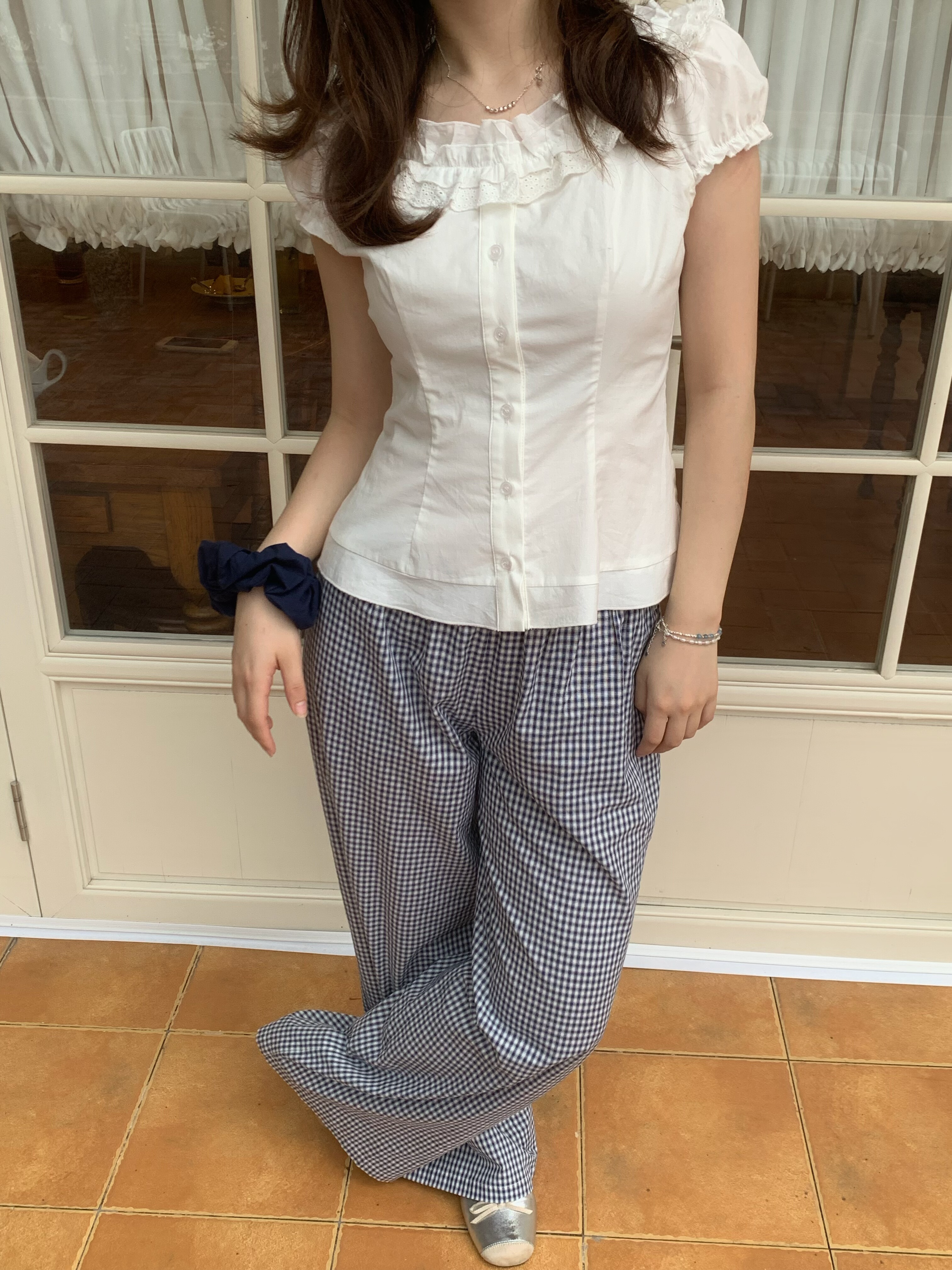 哦米家&middot;白色荷叶花边纽扣短袖衬衫女夏bm娃娃领露肩纯欲绝美上衣