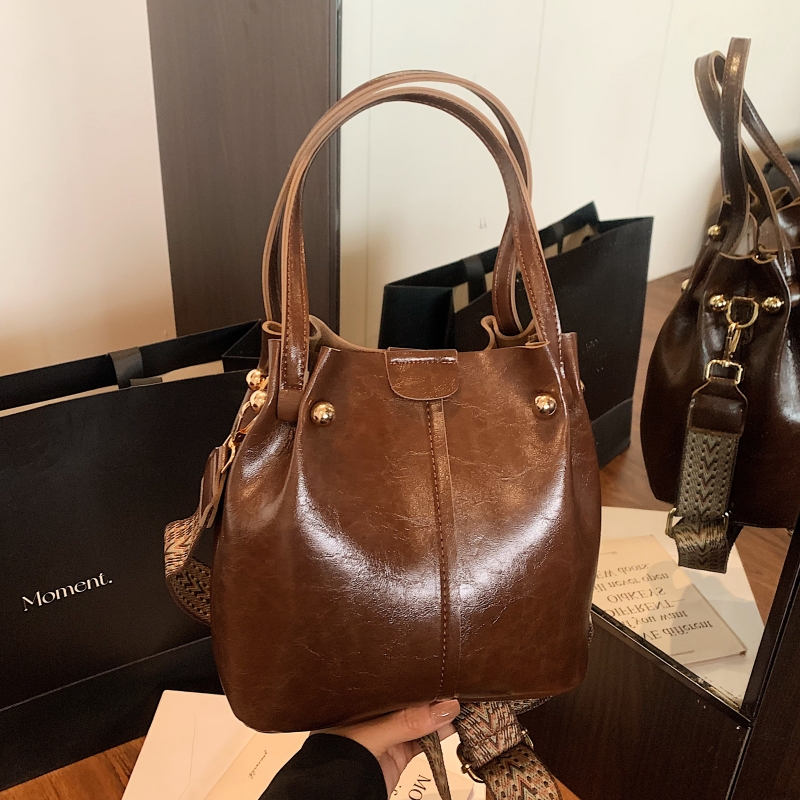 今年流行包包水桶包女2025新款高级感单肩包冬季复古宽肩带斜挎包