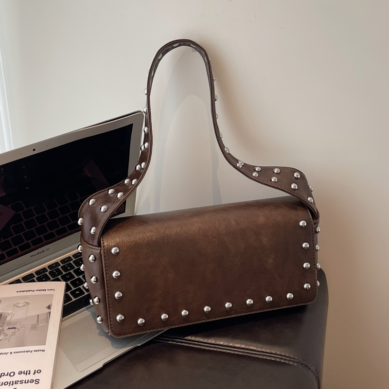 高级感铆钉腋下包包女2025新款休闲宽肩带单肩包潮复古个性小方包