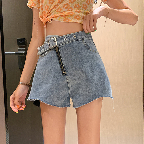 Irregular high-waist jeans, short belts, wide-legged trousers and hot pants