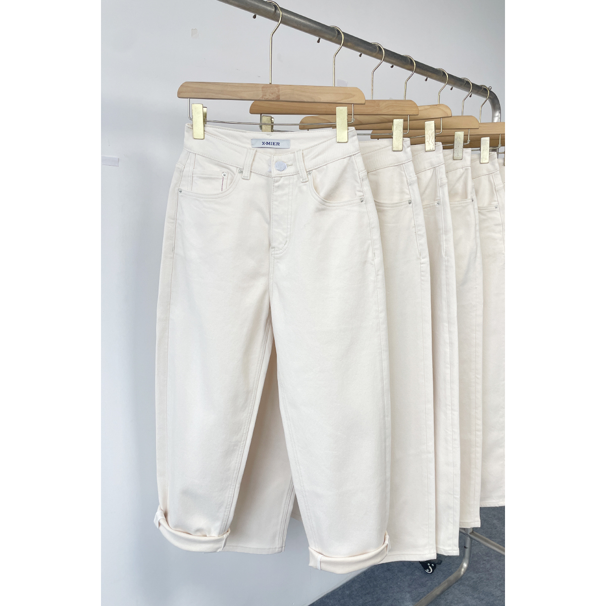 米白色加绒加厚弹力哈伦牛仔裤女