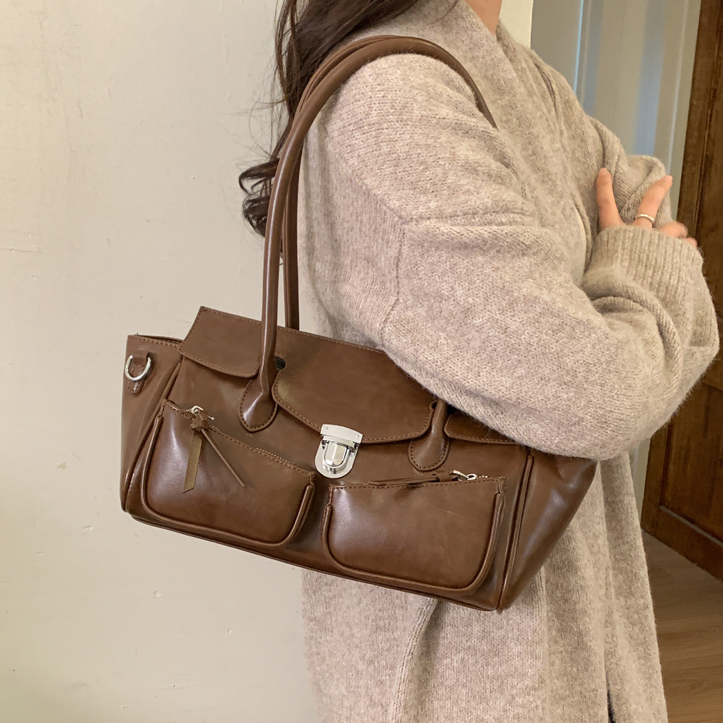 复古腋下大包包女2025新款多口袋通勤邮差包秋冬百搭美拉德单肩包