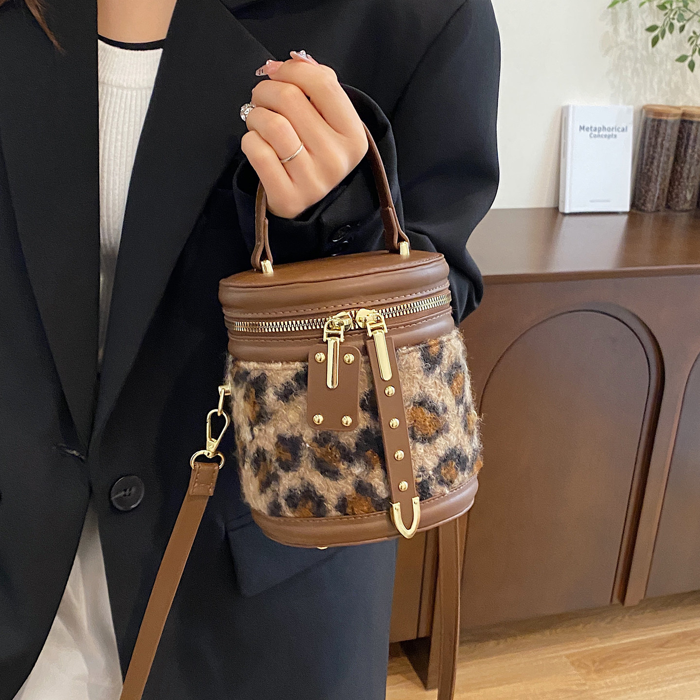 复古毛呢手拎小包包女2025新款时尚毛毛豹纹水桶包秋冬质感斜挎包,箱包皮具/热销女包/男包,水桶包,淘宝优惠券,粉丝福利购,淘宝优惠卷