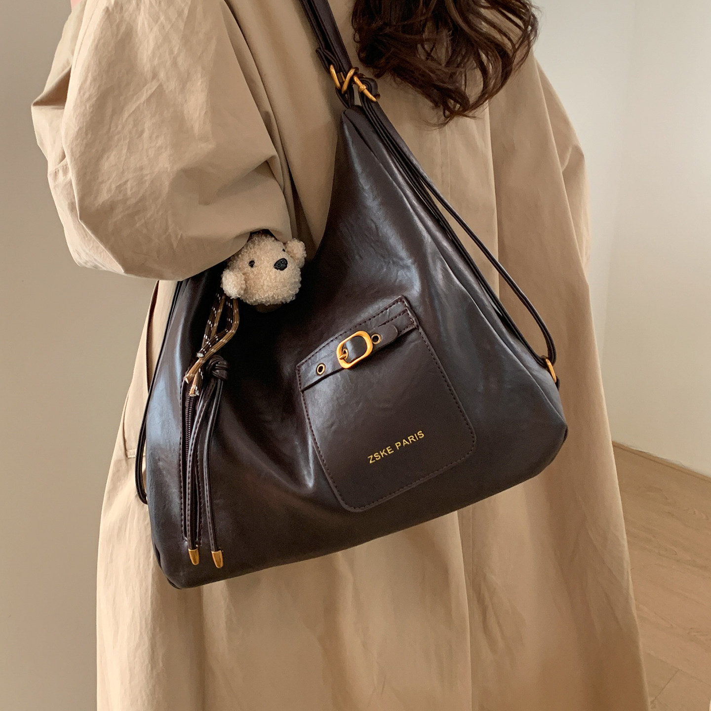 秋冬流行多功能腋下大包包女2025新款复古大学生上课包软皮双肩包