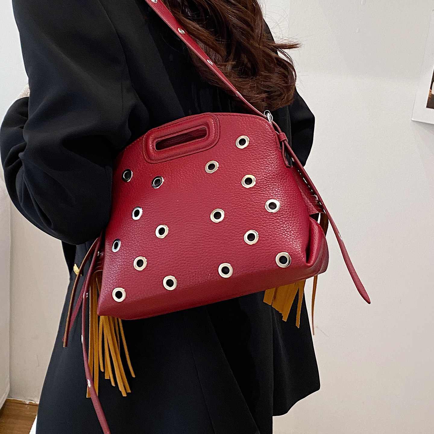 潮酷铆钉小包包女2025新款洋气质感流苏小方包冬季流行单肩斜挎包,箱包皮具/热销女包/男包,小方包,淘宝优惠券,粉丝福利购,淘宝优惠卷