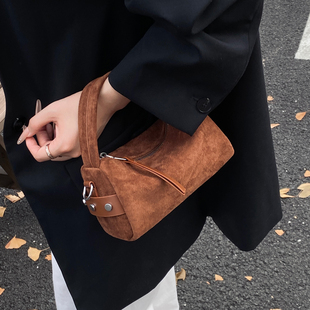 复古麂皮绒小包包女2025新款秋冬时尚斜挎包百搭通勤手拎包枕头包