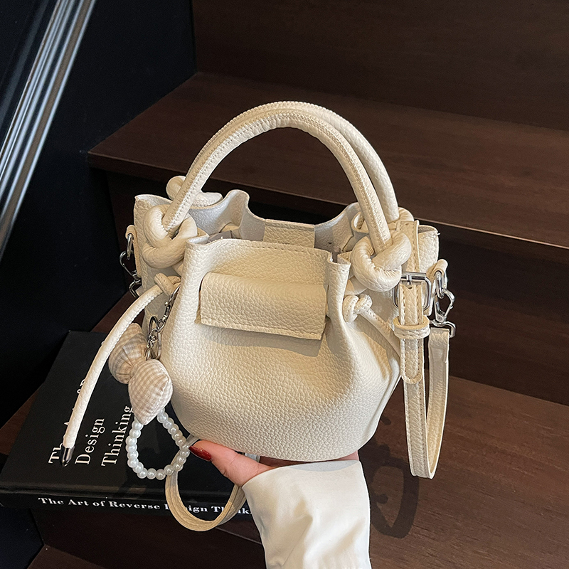 荔枝纹手提水桶包软皮褶皱斜挎包