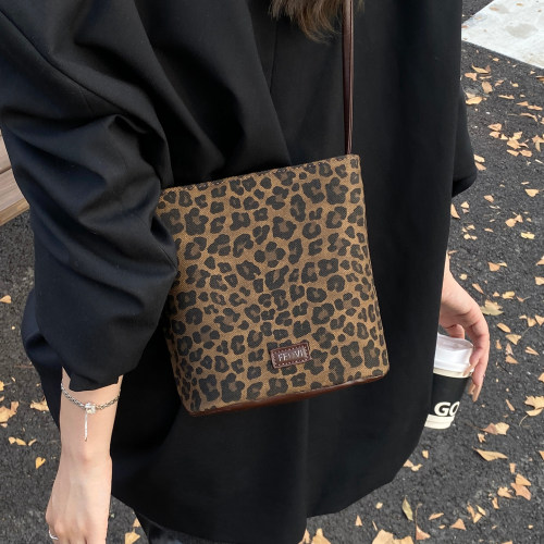 ZATZ豹纹复古磨砂水桶包斜挎包