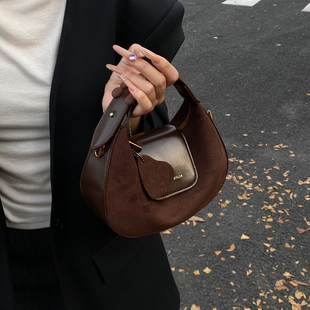 麂皮绒面手拎小包包女2025新款秋冬流行磨砂饺子包百搭复古斜挎包