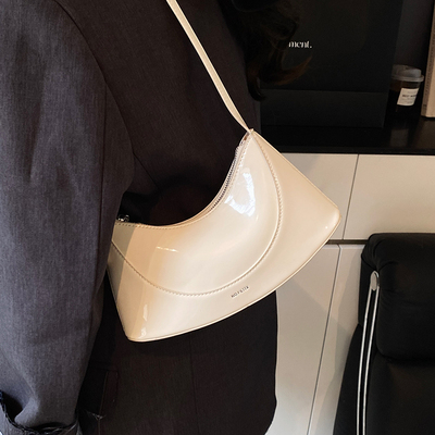 ZATZ漆皮新月包通勤斜挎包