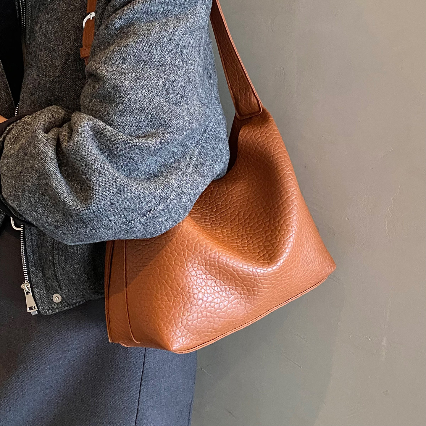 简约荔枝纹腋下小包包女2025新款复古软皮水桶包秋冬慵懒风单肩包,箱包皮具/热销女包/男包,水桶包,淘宝优惠券,粉丝福利购,淘宝优惠卷