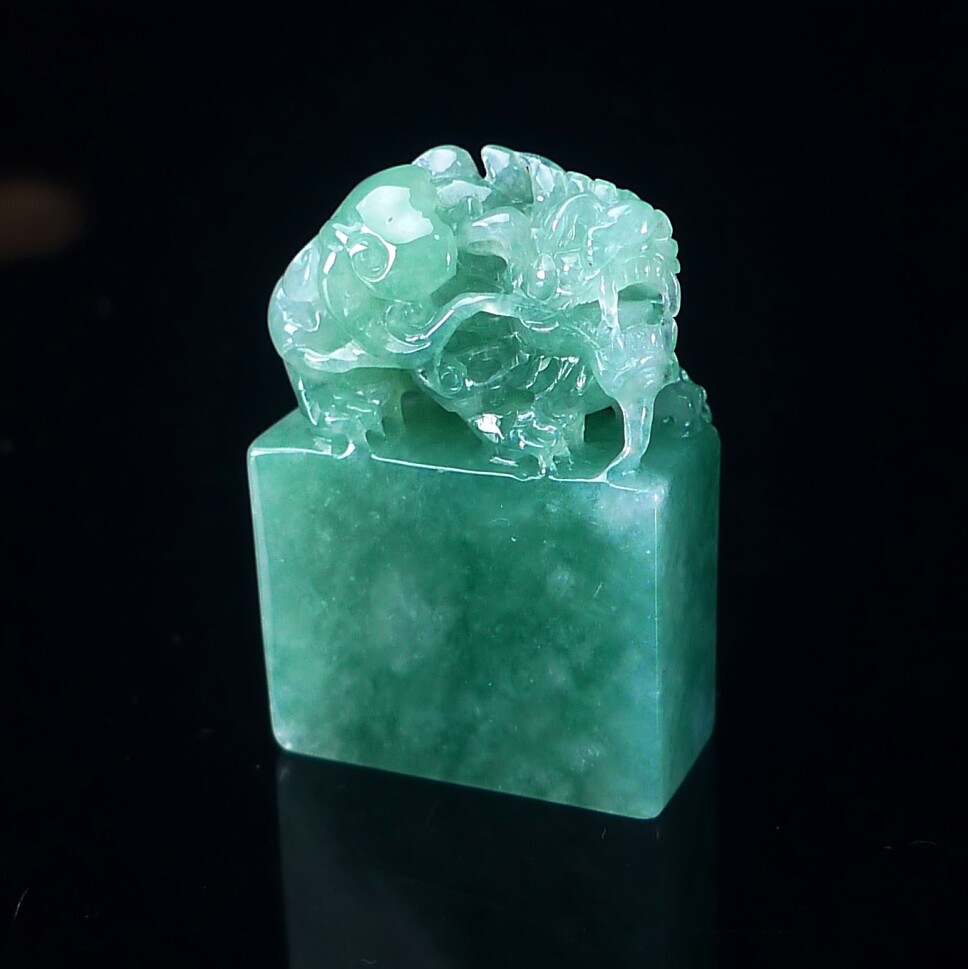缅甸天然翡翠A货浅绿印章玉石