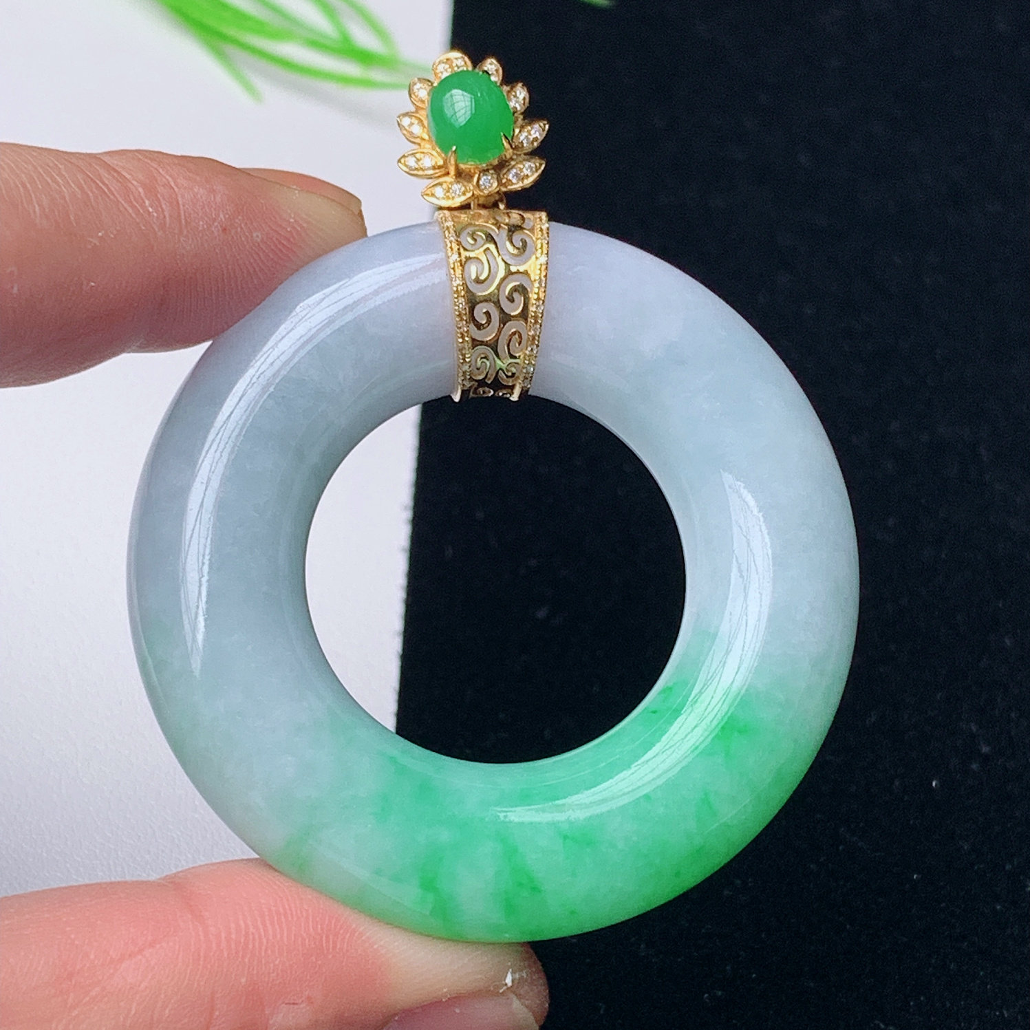 天然A货翡翠飘阳绿平安环吊坠